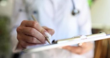 Steteskoplu doktor hasta dosyasına yazar ve not alır. Terapist hafıza kaybını dolduruyor ve belgelerle uğraşıyor.