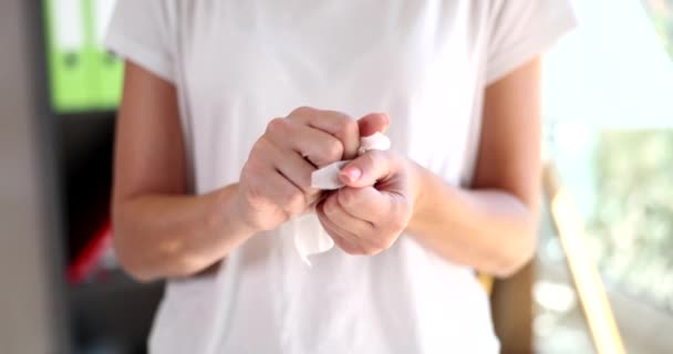 Vegen Onze Handen Met Een Wegwerp Antibacteriële Natte Handdoek Handhygiëne — Stockvideo