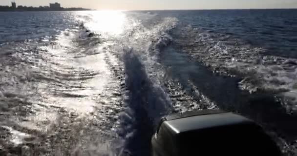 Soluppgång Eller Solnedgång Över Havet Från Båt Med Motor Fiske — Stockvideo