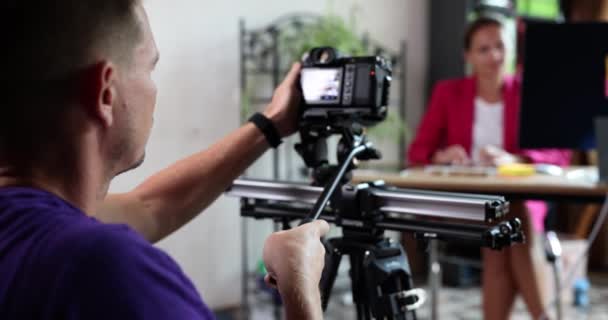 Męski Operator Filmuje Bizneswoman Biurku Biurze Video Blog Rozwoju Szkoleniu — Wideo stockowe