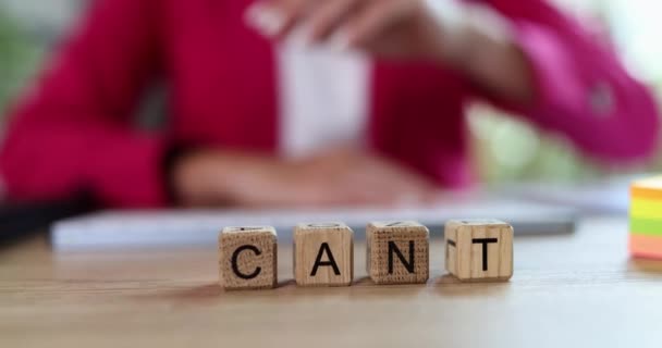 Geschäftsfrau Wort Kann Ich Aus Würfeln Büro Tisch Ziel Motivation — Stockvideo