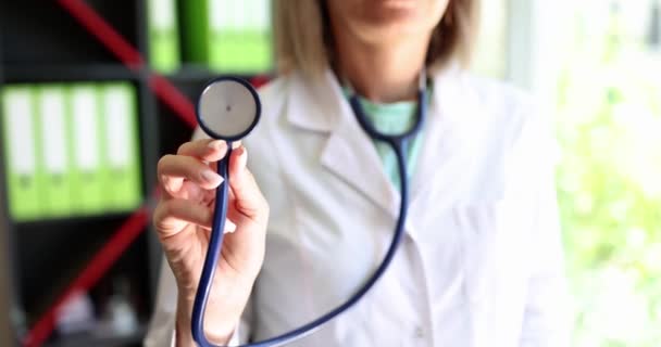 Gros Plan Médecin Avec Stéthoscope Bilan Santé Assurance Matériel Médical — Video