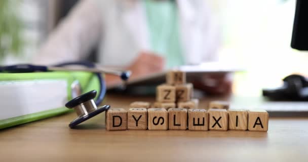 Słowo Dysleksja Lekarz Zapisuje Diagnozę Dysleksji Diagnoza Korekta Dysleksji — Wideo stockowe