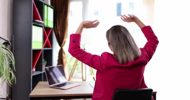 Frau Leidet Unter Schulterschmerzen Und Schweren Rückenproblemen Geschäftsfrau Spürt Muskelschmerzen — Stockvideo