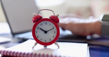 Alarm saati on ock ve dizüstü bilgisayarda çalışan serbest programcı. Uzaktan çalışmada süre bitimi uzatma ve zaman yöneticisi