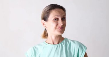 Baş parmak gösteren gülümseyen kadın portresi. Hizmet önerisi olumlu duygular ve geri bildirim