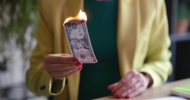 사무직 여성은 사무실에서 달러를 태운다 인플레이션 위기와 — 비디오