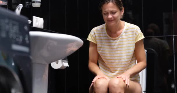 Нездоровая Больная Женщина Страдающая Диареей Запором Болью Животе Туалете Лечение — стоковое видео
