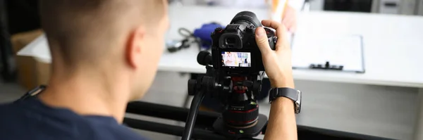 Blogger Riprese Video Sulla Fotocamera Professionale Primo Piano Studio Concetto — Foto Stock