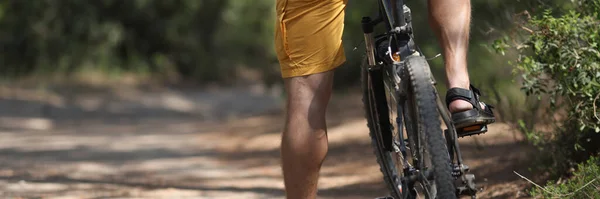 Der Mann Mit Dem Fahrrad Blieb Auf Der Straße Park — Stockfoto