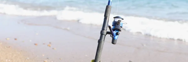 Canna Pesca Poggia Sulla Sabbia Riva Mare Vicino Sfocata Pesca — Foto Stock