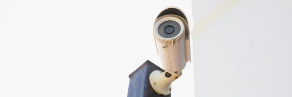 Kamera Zewnątrz Budynku Zbliżenie Bezpieczeństwo Mieszkańców Elektroniczny Sprzęt Monitorujący — Zdjęcie stockowe