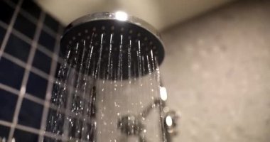 Şık krom duşlu, spreyli suya yakın çekim. İyi hijyenik malzeme ve ekonomik banyo musluğu spreyi.