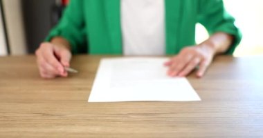 Kadın yeni iş sözleşmesi imzalamak için kalem veriyor ve ortak da iyi bir anlaşma sözü veriyor. Müşteri kredi sigortası şartlarını ve yasal iş belgesi konseptini imzalamayı kabul ediyor