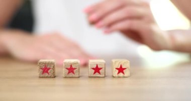 Reytingler ve ürün tavsiyeleri için yıldızlara kırmızı yıldız ekleniyor. Müşteri geribildirim kavramı ve puanı