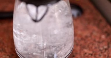 Modern elektrikli su ısıtıcısında kaynayan suyun süreci. Su ile şeffaf çaydanlık