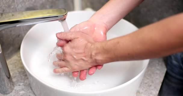 Zbliżenie Męskich Rąk Myjących Się Dużym Białym Zlewie Domu Hotelowej — Wideo stockowe