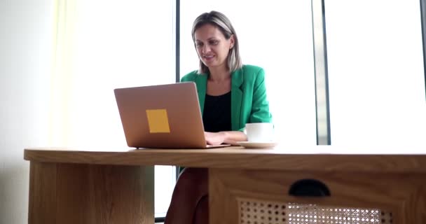 Gyönyörű Mosolygós Üzletasszony Asztalnál Nézi Laptop Képernyőn Elegáns Modern Üveg — Stock videók
