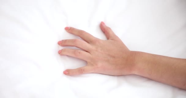 Сексуальная Женская Рука Тянет Сжимает Белые Простыни Постели Кошмар Улучшенные — стоковое видео