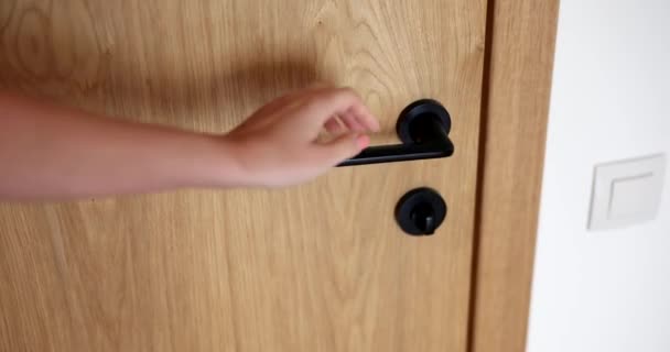 Die Hand Der Frau Öffnet Eine Holztür Zimmernähe Qualitativ Hochwertige — Stockvideo