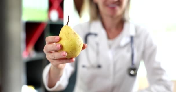 Läkarhänder Med Päronfrukter Kliniken Friska Livsmedel Och Naturlig Kost Och — Stockvideo