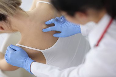 Kayropraktik uzmanı kadın omurgasına baskı yapar, yakın plan, üst görüş. Osteokondrosis, klinikte fizyoterapi