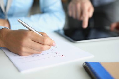 İş adamları bir strateji oluşturur, bir liste yapar, elleri yakın plan yapar, bulanık gösterir. Bir plan tanımlamak, bir çözüm bulmak, seçenekler seçmek