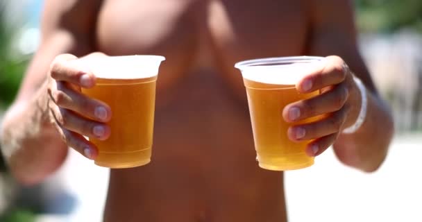 Два Стакана Холодного Пива Мужских Руках Пляже Встреча Друзьями Пивная — стоковое видео