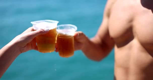 Ruka Dvou Lidí Cinkajících Sklenicemi Vychlazeného Piva Pláži Oslavujících Dobrou — Stock video