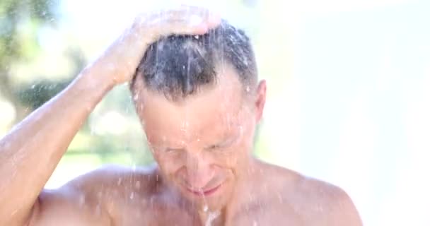 Przystojniak Lubi Być Myty Zewnątrz Prysznic Deszczowy Relaks — Wideo stockowe