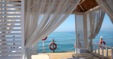 Beyaz plaj tenteleri ve tropikal tatil köylerindeki lüks kumsal çadırları. Yaz tatili ve tatil konsepti