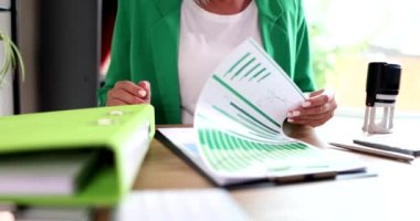 Tezgahtar satış raporunu müdüre göndermeden önce pul kullanarak belgenin onayını hazırlar. Mali iş raporu ve denetim