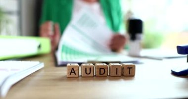 Vergi müfettişinin kapatılması mali raporun denetimini yürütür. Grafikler ve grafikler şeklinde istatistiksel verilerle yıllık rapor veya sunum