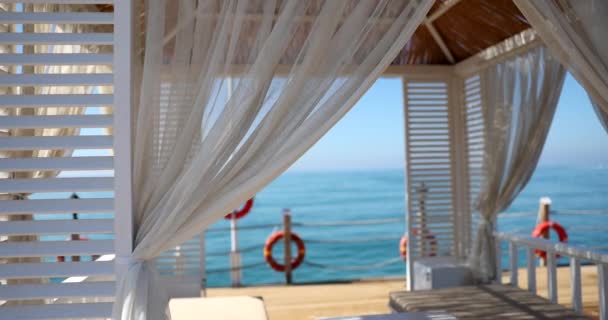 Witte Strandluifels Luxe Strandtenten Een Tropisch Resort Zomer Strand Vakantie — Stockvideo