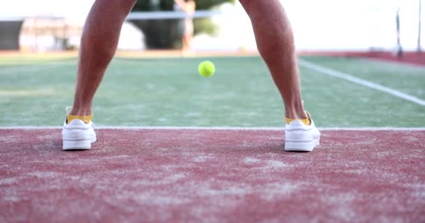 Poten Van Tennisspeler Slaan Bal Van Het Veld Groene Tennisbaan — Stockvideo