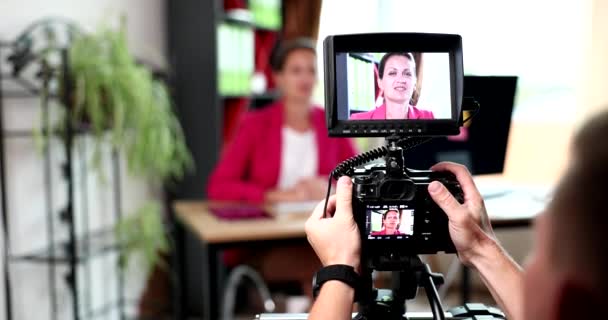 디지털 장비와 비디오 카메라는 비지니스 여성의 비디오 블로그를 기록하는 것이다 — 비디오