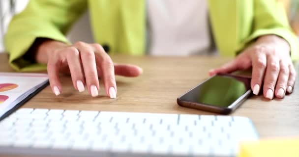 Kadını Telefon Bekliyor Akıllı Telefondaki Mesajlar Masada Davul Çalan Parmaklar — Stok video
