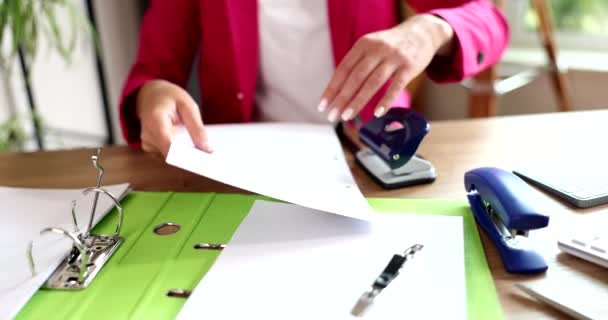Une Femme Affaires Frappe Des Documents Sur Table Bureau Perforateurs — Video