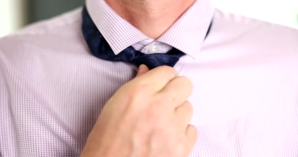 Человек Белой Рубашке Выпрямляет Галстук Крупным Планом Бизнесмен Деловой Этикет — стоковое видео