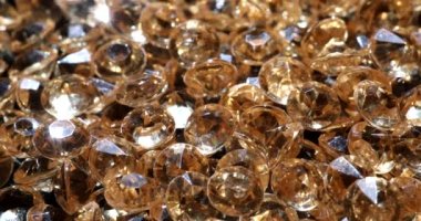 Pek çok altın gibi pırlanta, 4K 'lık filmi yavaş çekimde çeker. Değerli taş konsepti satışı 