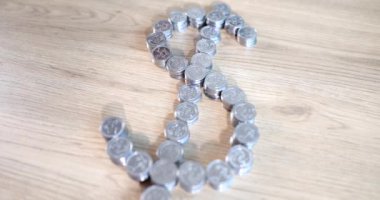 Gümüş paralardan yapılmış Amerikan Doları işareti. 4K film yavaş çekim. Döviz kurları kavramı