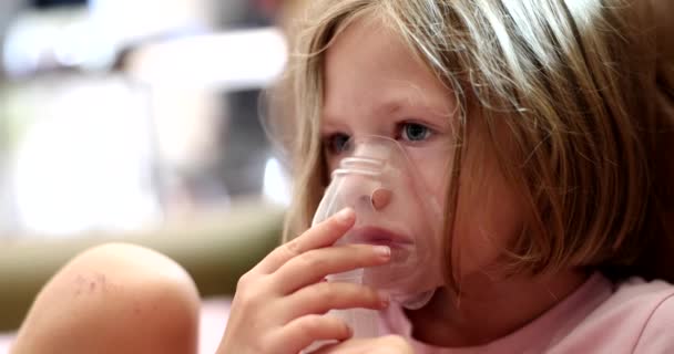 Kleines Krankes Mädchen Beim Inhalieren Der Hormondroge Film Zeitlupe Behandlung — Stockvideo