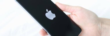 MINSK, BELARUS - 4 Şubat 2022: yeni iPhone 14 profesyonel yakın plan. Yeni telefon konsepti sunumu