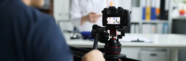 Fotografo Medico Riprese Sulla Macchina Fotografica Utilizzando Treppiede Cursore Primo — Foto Stock