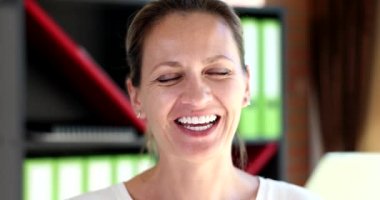 Genç, gülümseyen sarışın kadın portresi. Ağır çekimde 4K film. Pozitif ruh hali konsepti