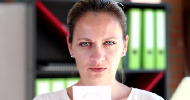 Mulher Cansada Colocando Pedaço Papel Seus Lábios Com Triste Sorriso — Vídeo de Stock