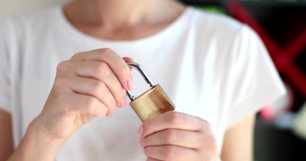 Mãos Femininas Fechando Cadeado Com Mãos Closeup Filme Câmera Lenta — Vídeo de Stock