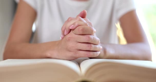 Mujer Leyendo Oración Sobre Biblia Primer Plano Película Cámara Lenta — Vídeo de stock