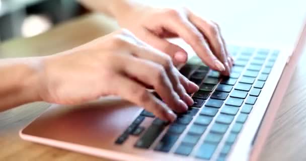 Kobiece Ręce Bardzo Szybko Wpisując Klawiaturze Komputera Zbliżenie Film Pojęcie — Wideo stockowe