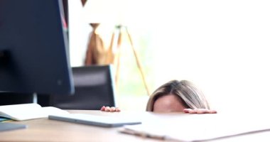 Şok olmuş bir kadın masanın altından bilgisayar ekranına bakar ve gözleri dehşet içinde açılır. Kötü internet haberleri muhasebe hatası ve korku